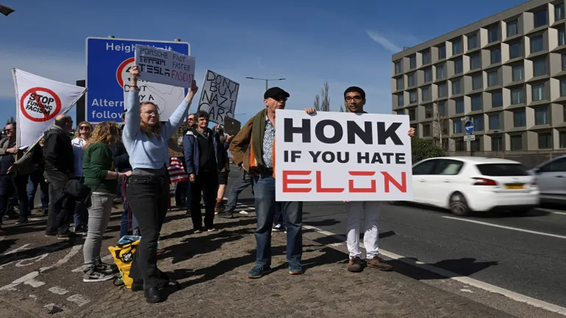 ইলন মাস্কের বিরুদ্ধে দেশে দেশে বিক্ষোভ